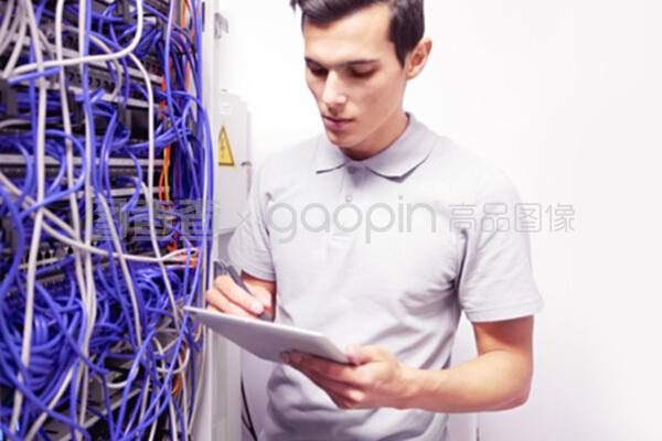 网络服务器室的人
